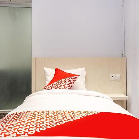 Super Oyo 3150 Theodore Homestay Medan Exterior foto