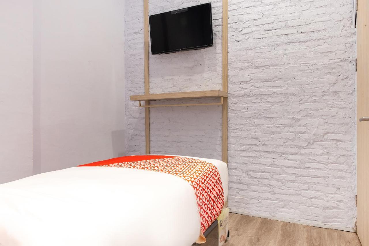 Super Oyo 3150 Theodore Homestay Medan Exterior foto