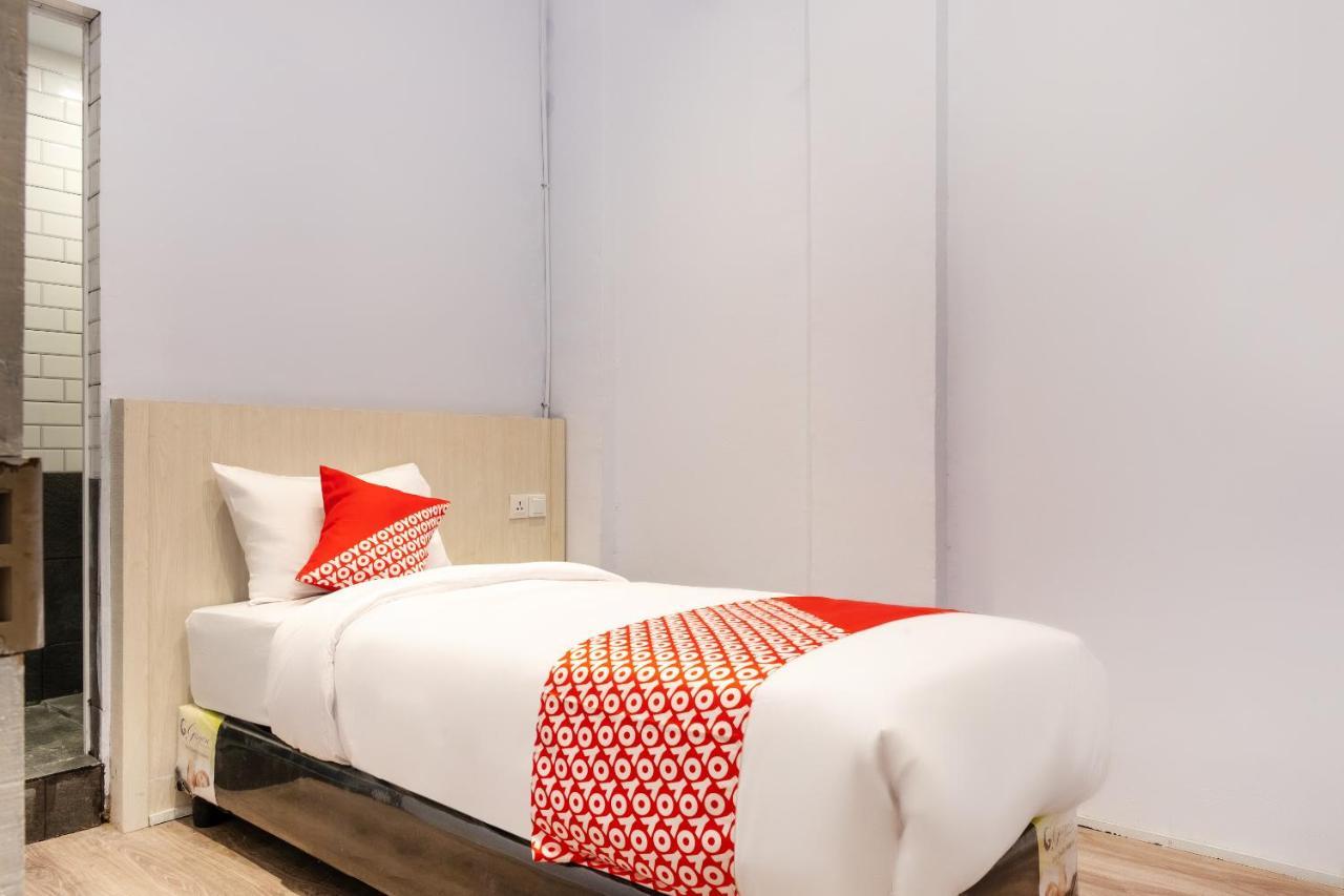 Super Oyo 3150 Theodore Homestay Medan Exterior foto