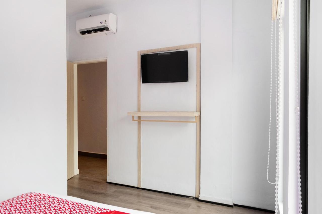 Super Oyo 3150 Theodore Homestay Medan Exterior foto