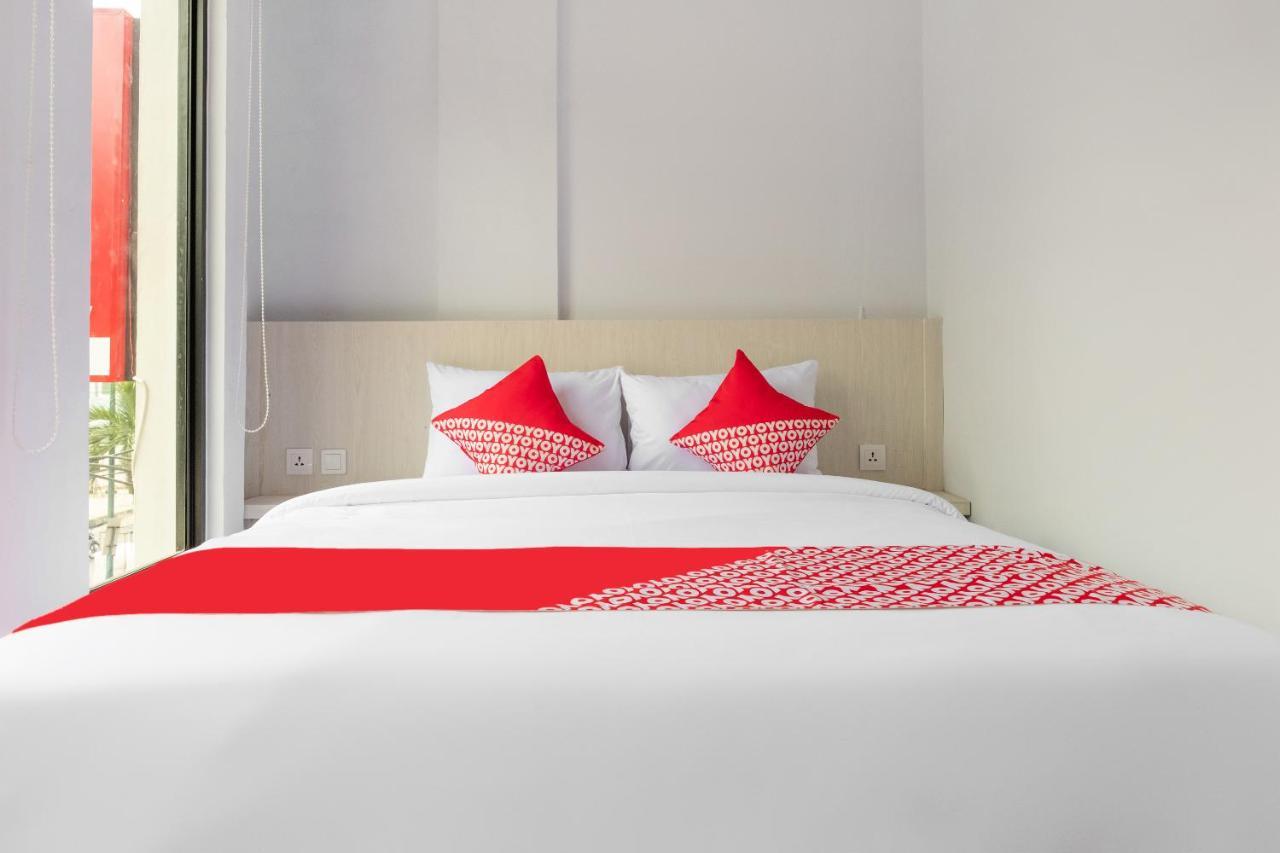 Super Oyo 3150 Theodore Homestay Medan Exterior foto